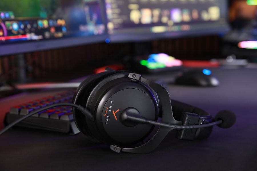 Grâce à son câble mini-jack 3,5 mm, le casque gamer Beyerdynamic MMX 300 Pro peut être utilisé sur une manette de Xbox ou de PlayStation. Sa connectique filaire élimine également toute latence et assure une liaison fiable.