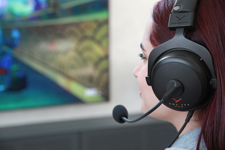 Le microphone du casque gaming Beyerdynamic MMX 300 Pro est idéal pour des communications claires et pour streamer sur Twitch.