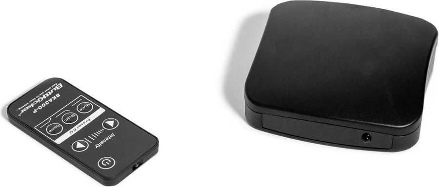 Le ButtKicker Wireless Couch Kit est livré avec un émetteur sans-fil et une télécommande.