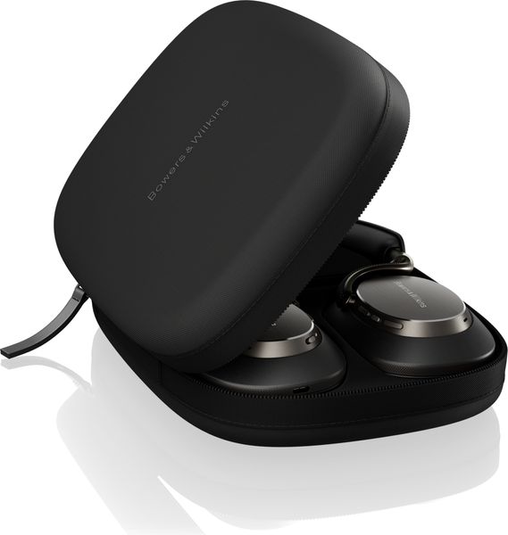 Casque Bluetooth Bowers & Wilkins PX8 S2 rangé dans sa pochette rigide avec câbles USB-C et audio 3,5 mm fournis.