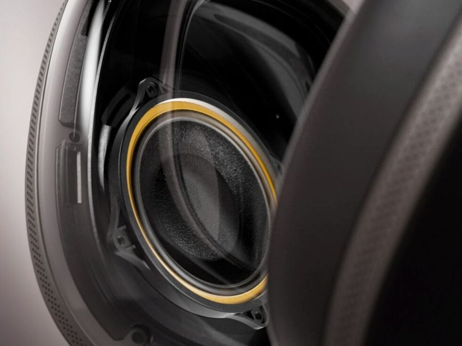 Gros plan sur le transducteur en carbone de 40 mm du casque Bluetooth Bowers & Wilkins PX8 S2, avec détails visibles.