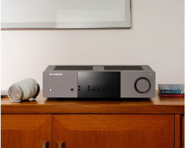 Destiné aux audiophiles, l'amplificateur hi-fi Cambridge Audio EXA100 offre 2 x 100 watts de puissance.