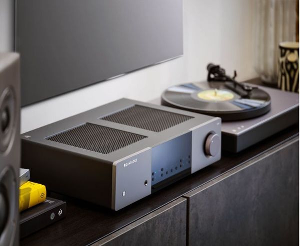 L'ampli hi-fi Cambridge Audio EXA100 profite d'un design sobre et élégant.