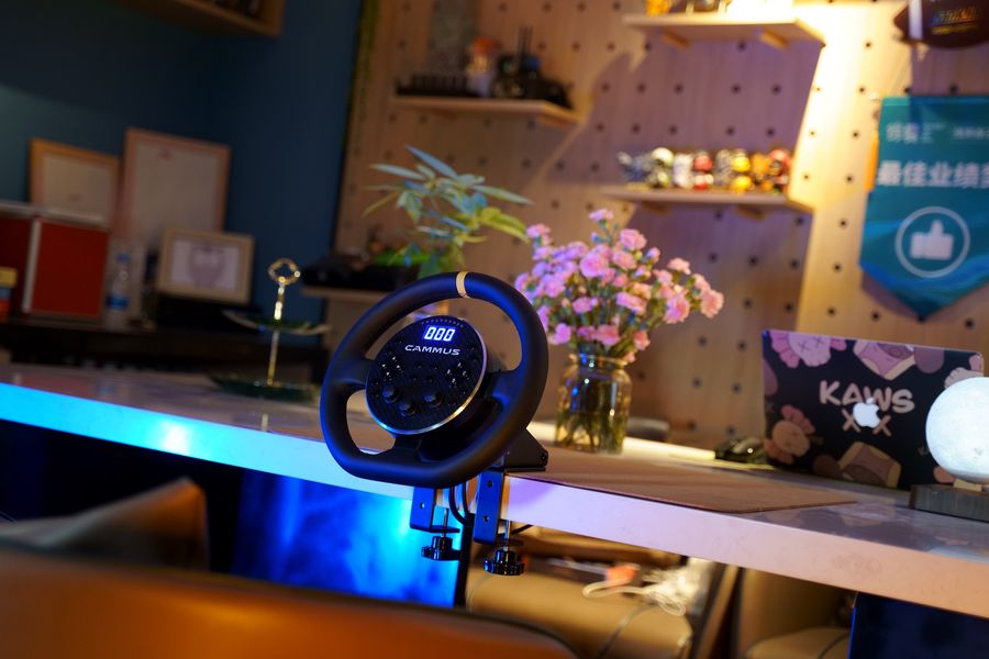 Pour les volants Direct Drive C5 et C12, la pince de bureau Cammus CS5 se fixe sans outil.