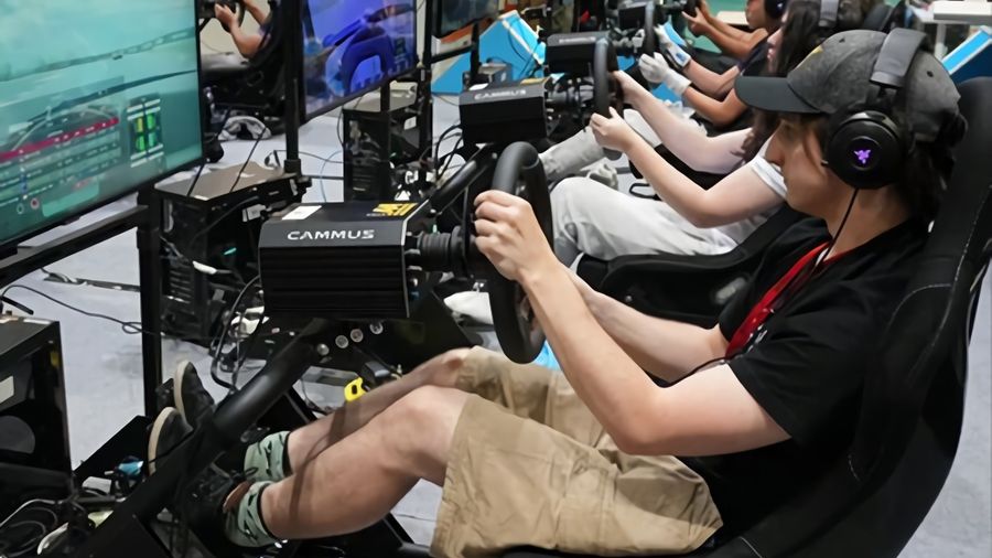 Les pédales Cammus LC100, accompagnée de la base Direct Drive DDW15 forment une solution idéale pour un simulateur de courses auto.