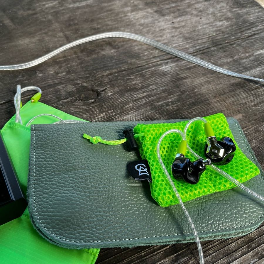 &Eacute;couteurs intra-auriculaires Campfire Audio Ponderosa : mise en situation