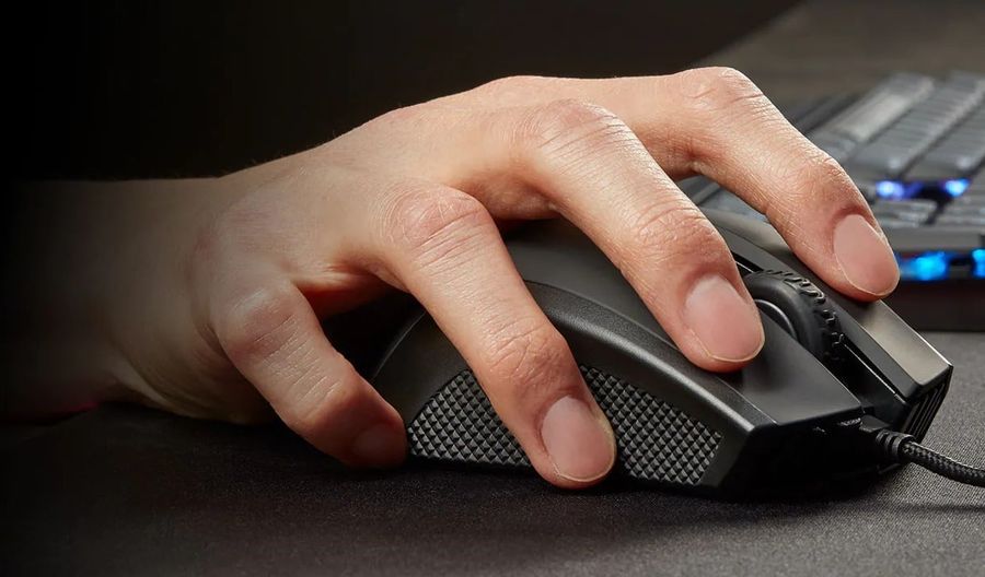 Corsair Ironclaw RGB : mise en situation main