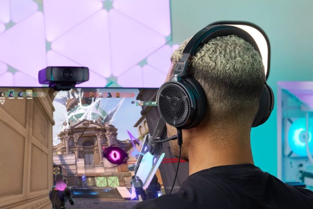 Gr&acirc;ce &agrave; sa connectique mini-jack 3,5 mm, le casque gamer Corsair Virtuoso Pro peut &ecirc;tre utilis&eacute; sur de nombreux appareils.