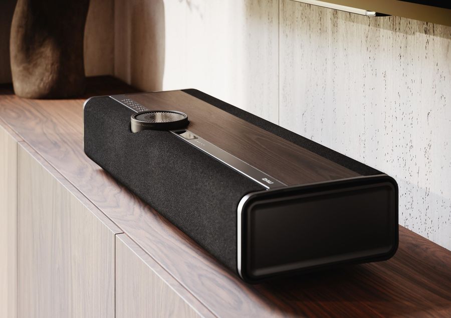 ALT : Enceinte haut de gamme Dali Vega avec finition en bois v&eacute;ritable, aluminium anodis&eacute;, molette de volume et &eacute;cran OLED.