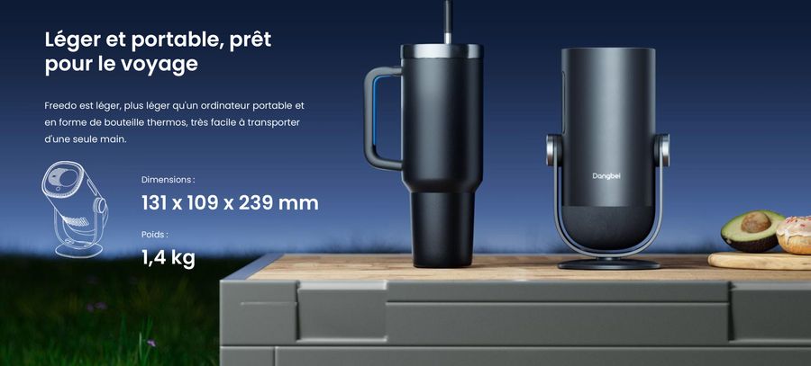  Le projecteur nomade Dangbei Freedo, compact et léger, est placé à côté d'un thermos pour illustrer sa portabilité.