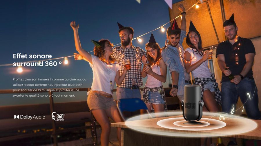  Le projecteur nomade Dangbei Freedo diffuse un son surround à 360° lors d'une soirée en plein air.