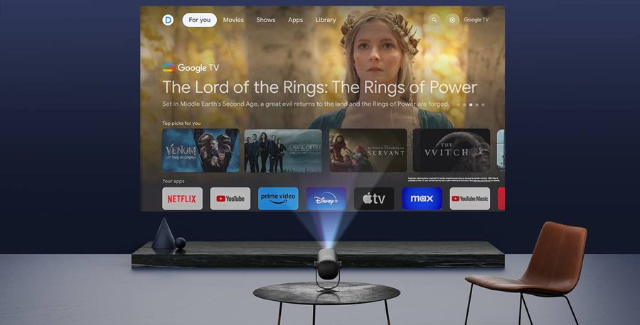  Le projecteur nomade Dangbei Freedo projette une interface de streaming sur un grand écran dans un salon moderne.