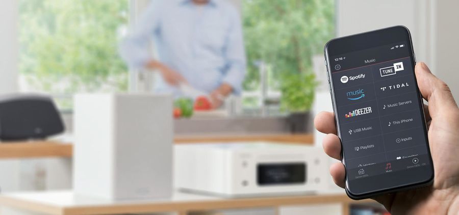 Un smartphone relié sans fil à l'ampli tuner Denon Ceol RCD-N11
