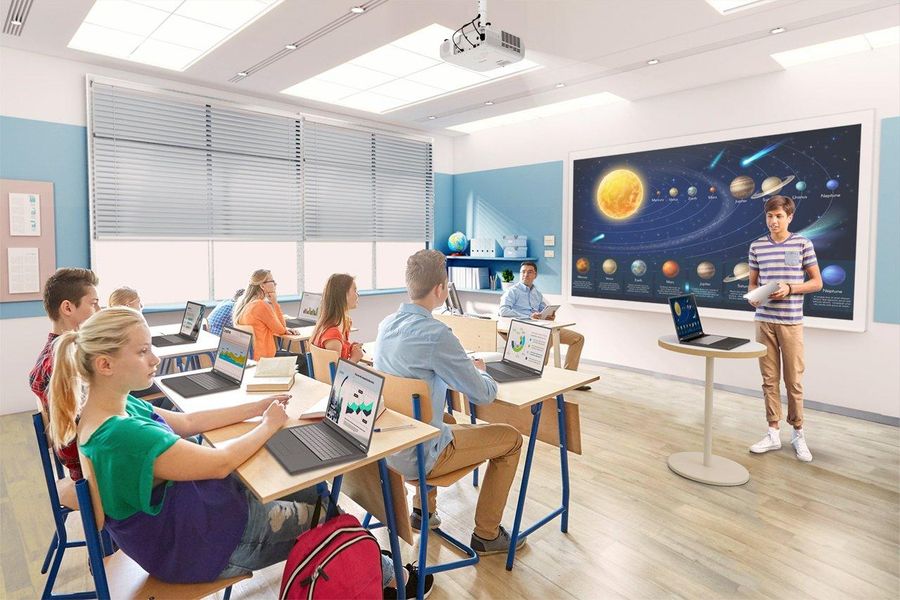  Vid&eacute;oprojecteur Epson EB-W53 mont&eacute; au plafond d&rsquo;une salle de classe projetant une image du syst&egrave;me solaire.