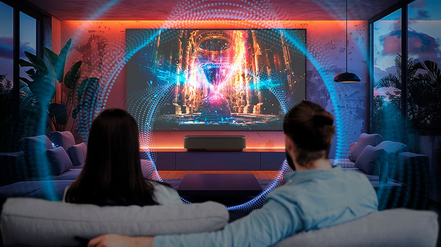 Projecteur ultra courte focale 4K natif Epson EH-LS970 projetant une grande image cin&eacute;ma immersive avec effet sonore dans un salon.