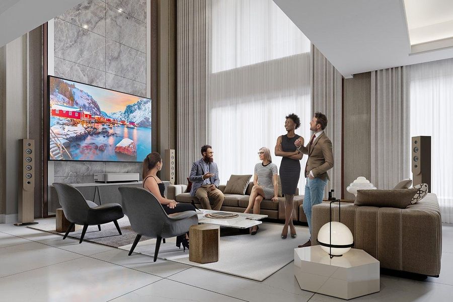 Le vidéoprojecteur ultra courte focale Epson EH-QS100 affiche une image 4K UHD détaillée avec une grande clarté.