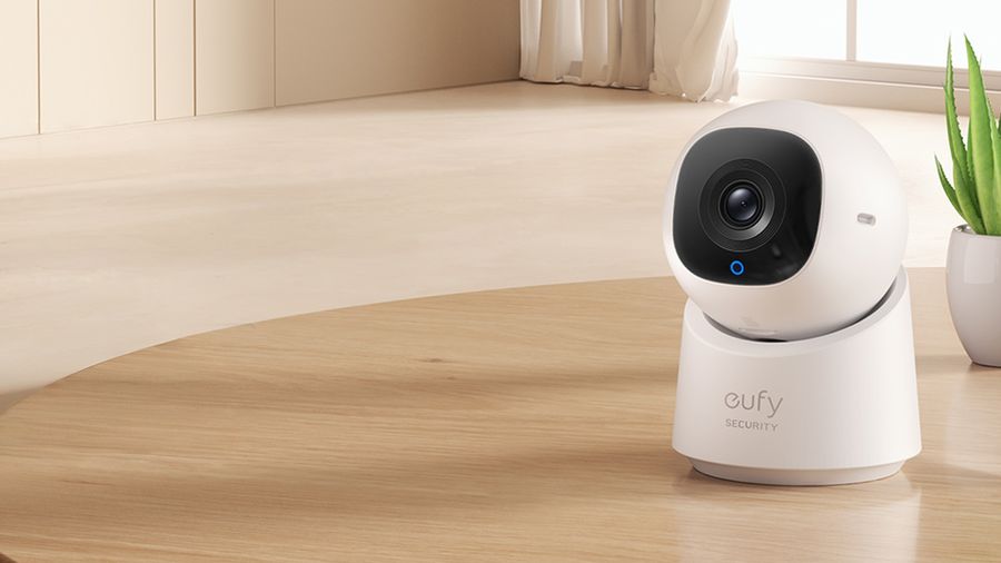 Caméra eufy Indoor Cam E30 en usage intérieur avec résolution 4K, IA, vision nocturne couleur et compatibilité domotique.
