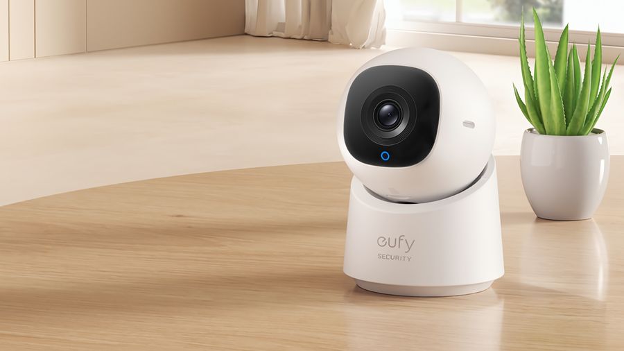 Caméra de sécurité intérieure eufy Indoor Cam C220 avec résolution 2K et suivi motorisé à 360°, idéale pour la surveillance domestique.