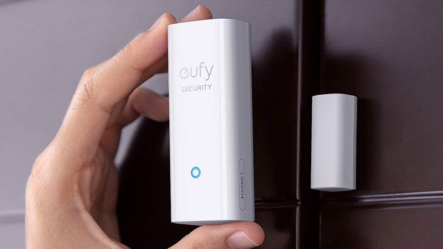 Capteur d’entrée eufy compact, installé sur une porte, pour une détection instantanée et une alerte mobile.