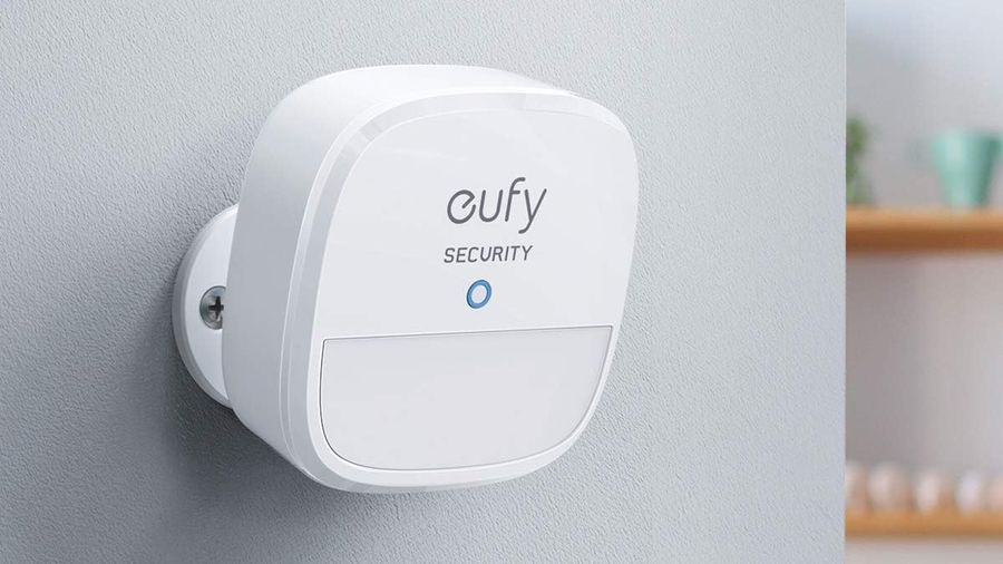 Détecteur de mouvement eufy, couverture 100° et portée de 9 m, avec alertes via application et sensibilité réglable.