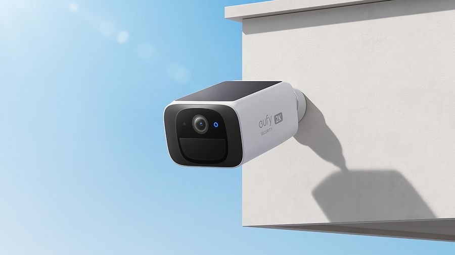Caméra de surveillance eufy SoloCam S220 avec image 2K, détection IA et alimentation solaire pour usage extérieur.