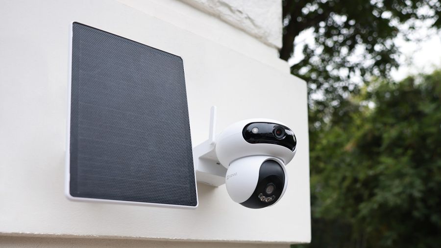 Caméra Ezviz HB90 Dual Kit à double objectif 2K avec vision nocturne couleur, détection IA et panneau solaire.