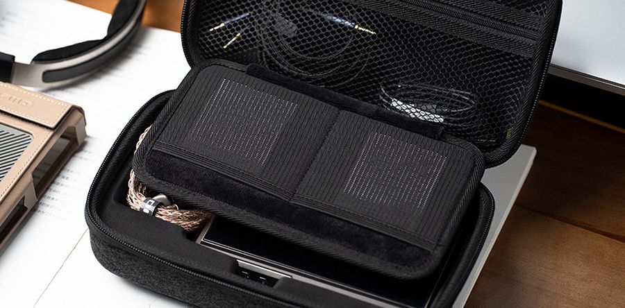 Sac de transport en lin Yaoli avec le baladeur FiiO M27 et son étui en cuir.