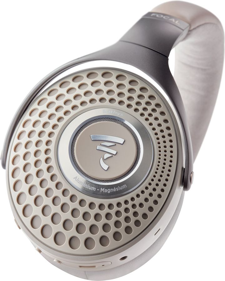 Un homme porte le casque Bluetooth Focal Bathys en contemplant un paysage au bord de l&rsquo;eau.