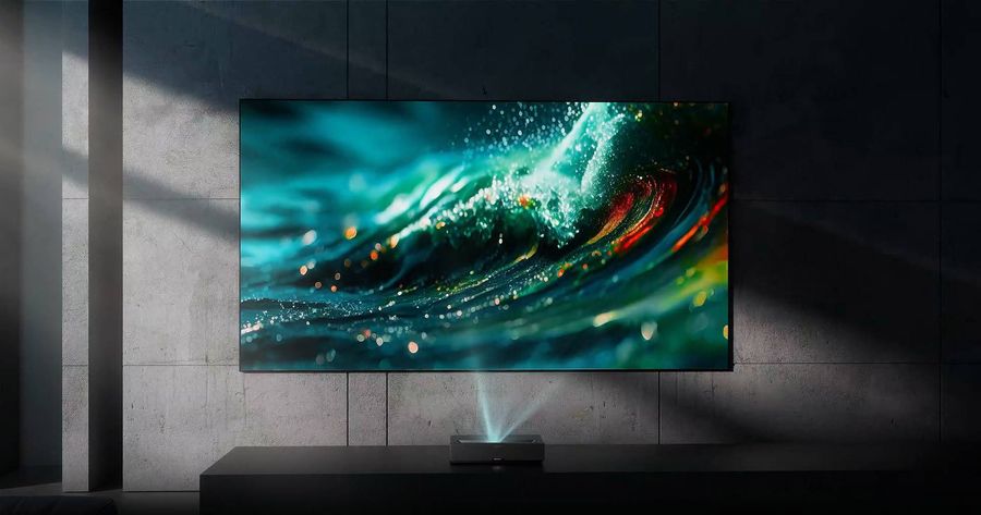 Vidéoprojecteur Formovie Theater Premium projetant une image ultra haute définition colorée sur un mur sombre.