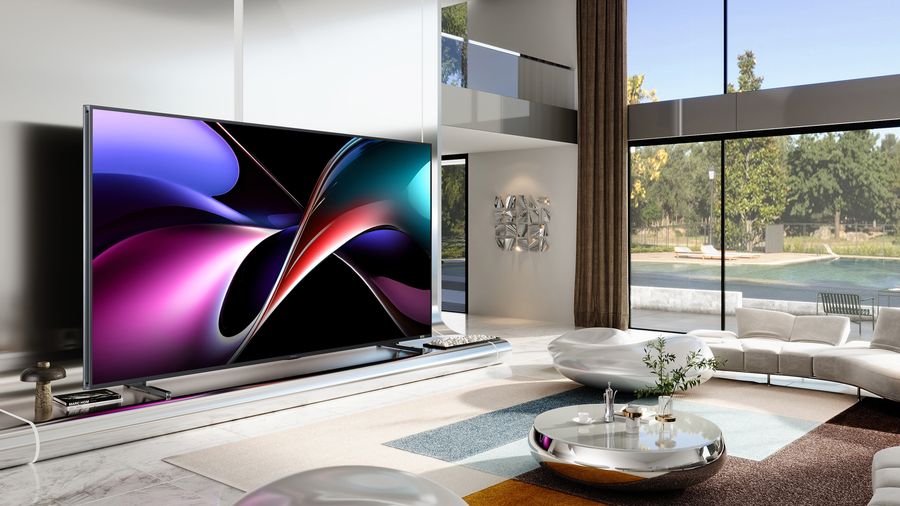 TV RGB Mini LED Hisense 100UXQ Téléviseur RGB Mini LED Hisense 100UXQ affiché dans un salon moderne avec une image aux couleurs vives et contrastées.