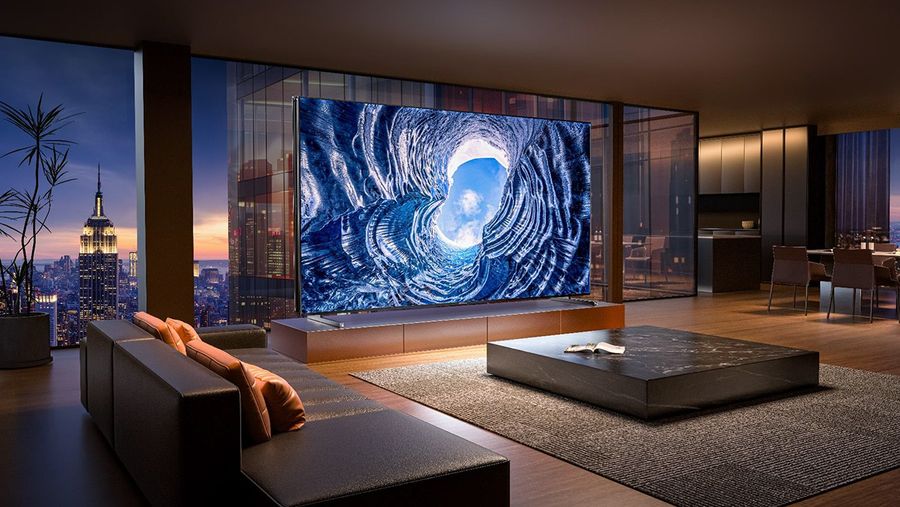 Mise en situation du téléviseur XXL Hisense 110UXNQ dans un grand salon 