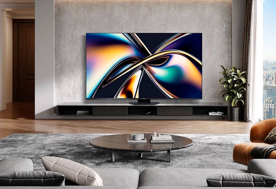 Téléviseur Mini LED 4K Hisense 55U8Q installé dans un salon moderne avec image haute définition à l’écran