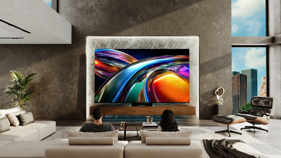 T&eacute;l&eacute;viseur Hisense 85UR9S RGB Mini LED 4K install&eacute; dans un salon spacieux avec image &eacute;clatante et couleurs d&eacute;taill&eacute;es