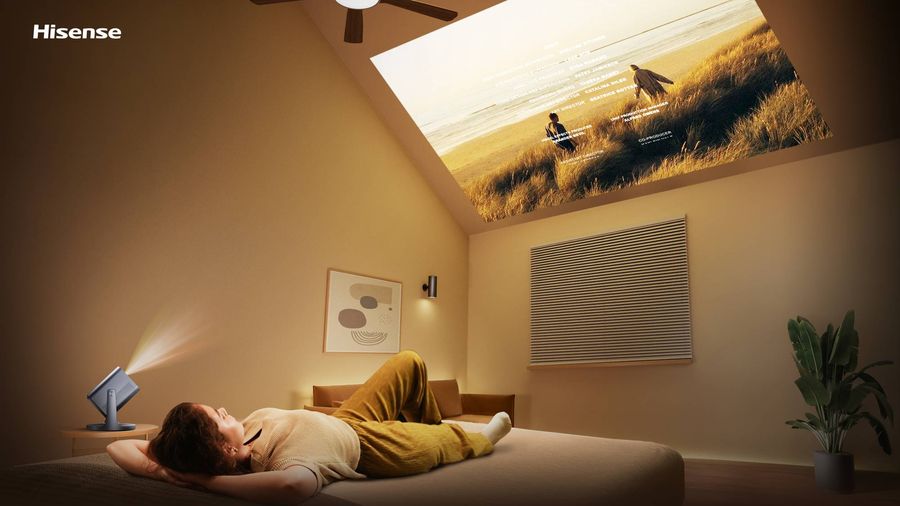 Vidéoprojecteur 4K Hisense C2 projetant une image sur le plafond d'une chambre pour une expérience immersive.