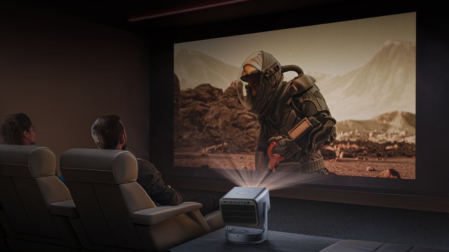 Vidéoprojecteur Hisense C2 Pro Deux personnes regardant un film projeté par le vidéoprojecteur Hisense C2 Pro dans une salle sombre.