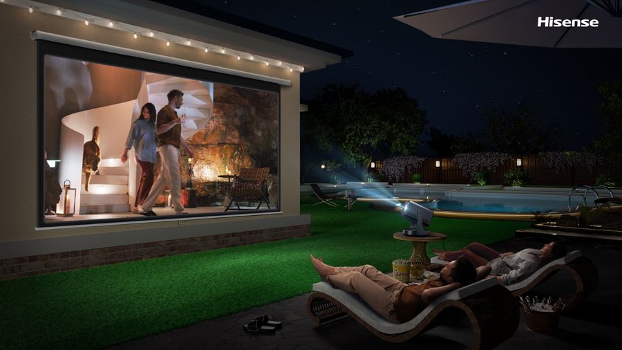Vidéoprojecteur Hisense C2 Pro en extérieur Vidéoprojecteur Hisense C2 Pro projetant un film en extérieur pour une séance cinéma au bord de la piscine.