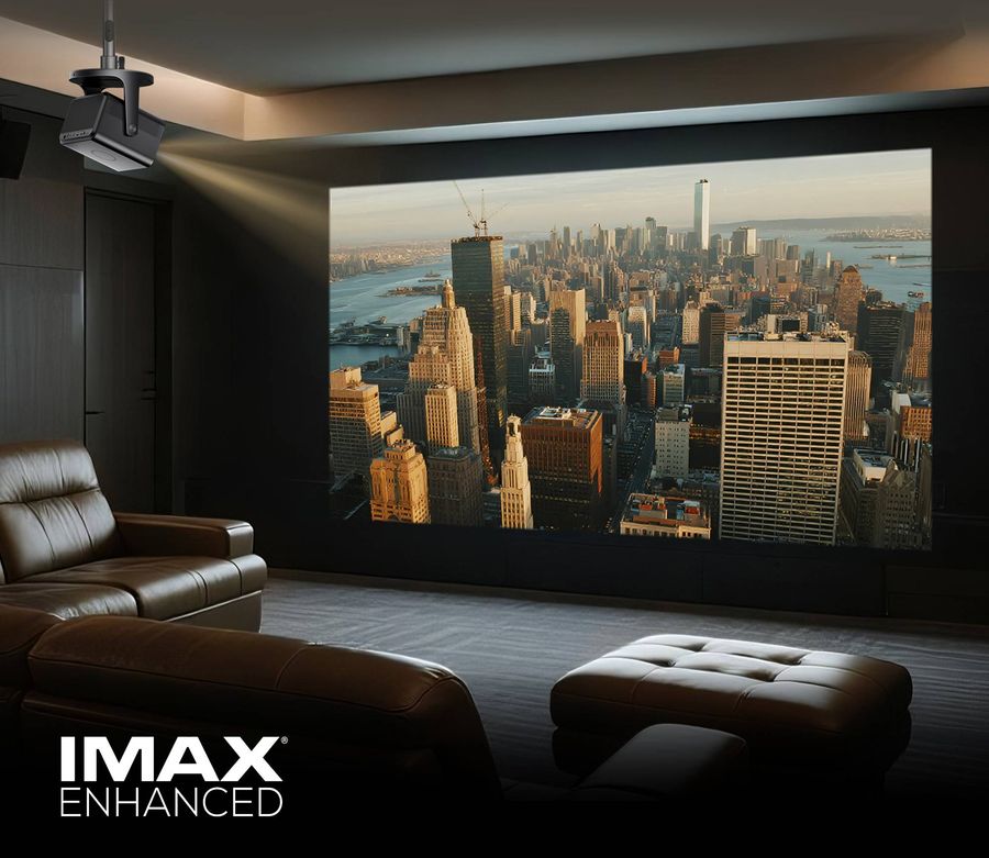 Projecteur triple laser 4K Hisense C3 compatible IMAX Enhanced projetant une grande image dans une salle d&eacute;di&eacute;e.