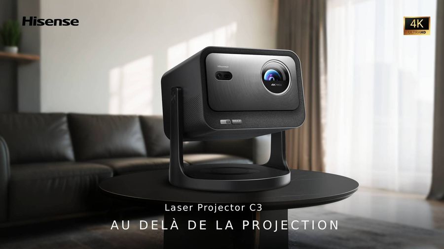 Projecteur triple laser 4K Hisense C3 pos&eacute; sur une table, avec optique frontale et support int&eacute;gr&eacute; orientable.
