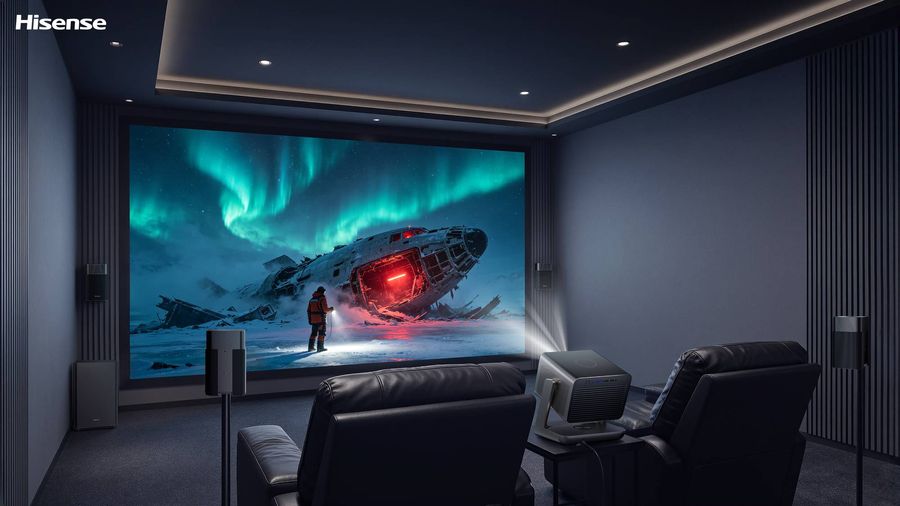 Le vid&eacute;oprojecteur triple laser 4K Hisense C3 Pro projette une grande image dans une salle de cin&eacute;ma priv&eacute;e &eacute;quip&eacute;e.