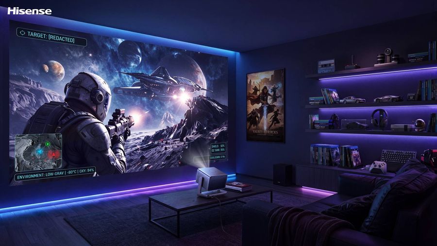 Le vid&eacute;oprojecteur triple laser 4K Hisense C3 Ultra Max projette un jeu vid&eacute;o spatial sur grand &eacute;cran dans un salon gaming.