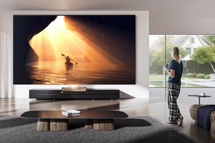 Vidéoprojecteur Hisense L9Q 4K ultra courte focale Vidéoprojecteur 4K ultra courte focale Hisense L9Q projetant une image lumineuse et détaillée dans un salon moderne.