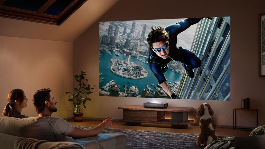 Le vidéoprojecteur courte focale Hisense PL2 permet d'afficher une très grande image.