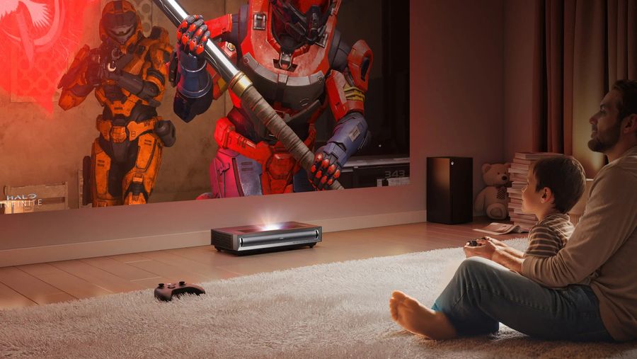 Vidéoprojecteur laser 4K Tri-chroma ultra-courte focale Hisense PX3 affichant une partie de jeu vidéo sur grand écran.