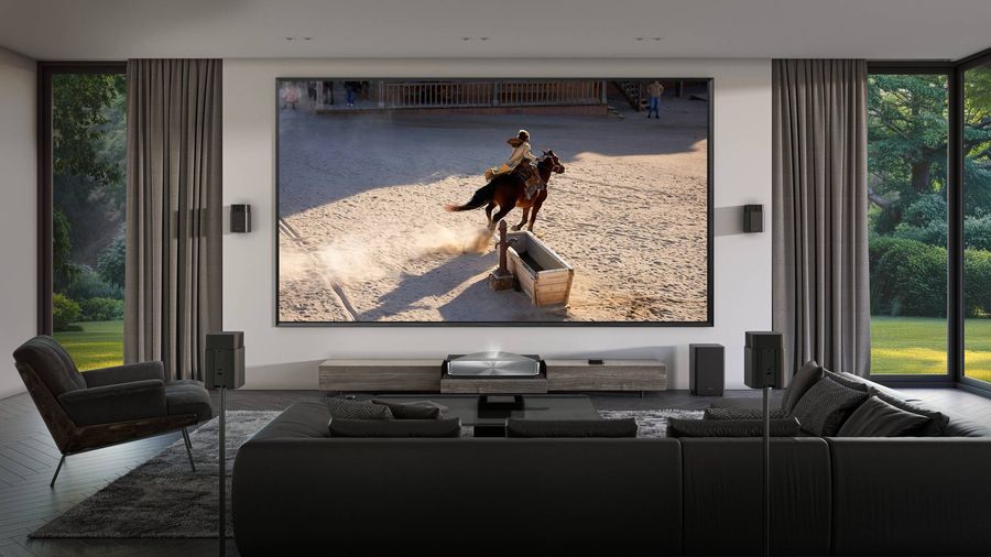 Vid&eacute;oprojecteur ultra courte focale Hisense PX4-PRO projetant une grande image de cin&eacute;ma dans un salon &eacute;quip&eacute; en home cin&eacute;ma.