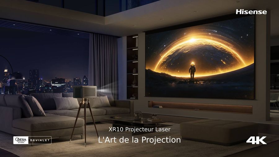 Projecteur laser 4K Hisense XR10 install&eacute; sur un tr&eacute;pied dans un salon, projetant une grande image cin&eacute;matographique sur &eacute;cran.