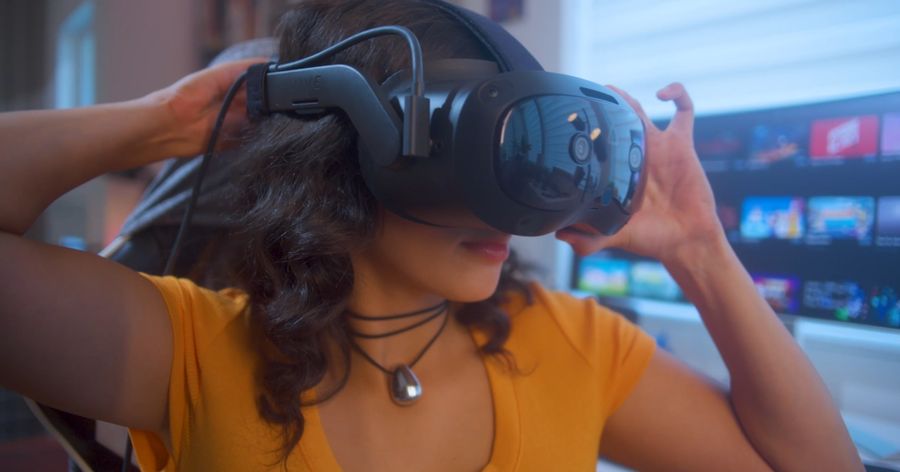 Autonome, le casque VR VIVE Focus Vision peut également être relié à un PC. Le casque VR VIVE Focus Vision fonctionne de manière autonome et peut être relié à un PC.