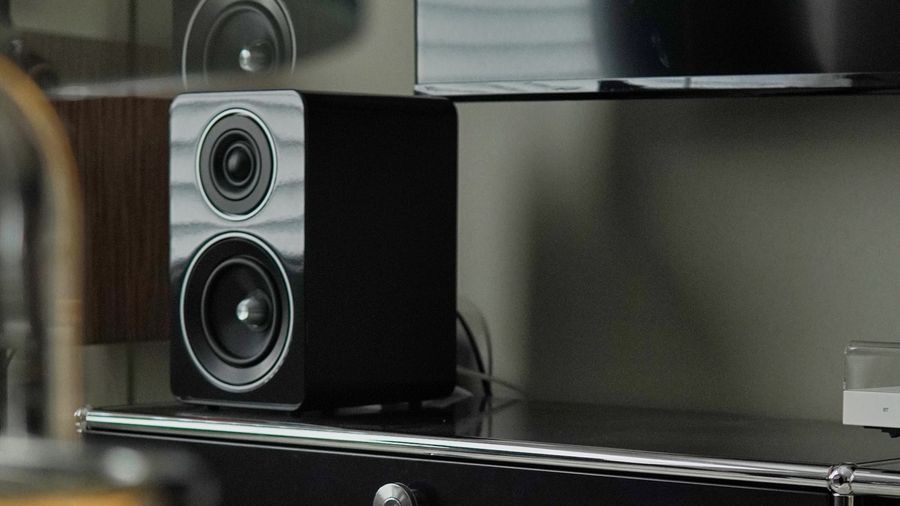 Jamo C705PA MK2 sur un meuble TV