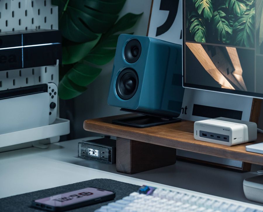 Jamo Mini MKII sur un bureau avec un ordinateur