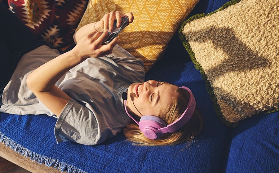 Le tissu respirant des oreillettes du casque sans fil JBL Quantum 360 Wireless permettent de longues sessions de gaming.