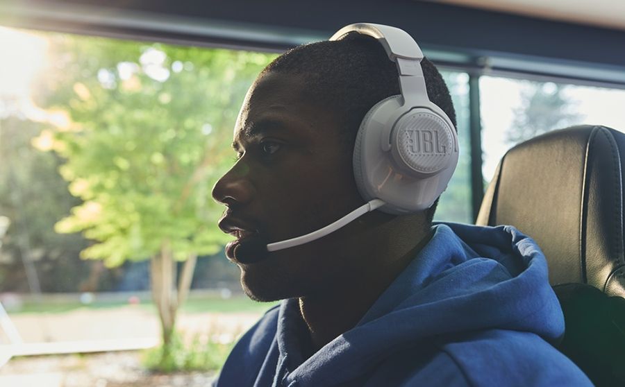 Le casque gamer JBL Quantum 360 Wireless offre une connectivité sans fil Bluetooth et 2,4 GHz.